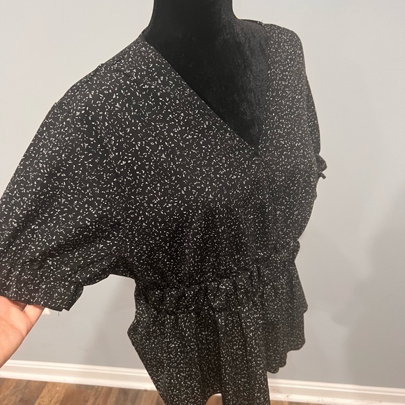 Never worn short sleeve flattering blouse 🖤
Brand new! - Picture 4 of 4